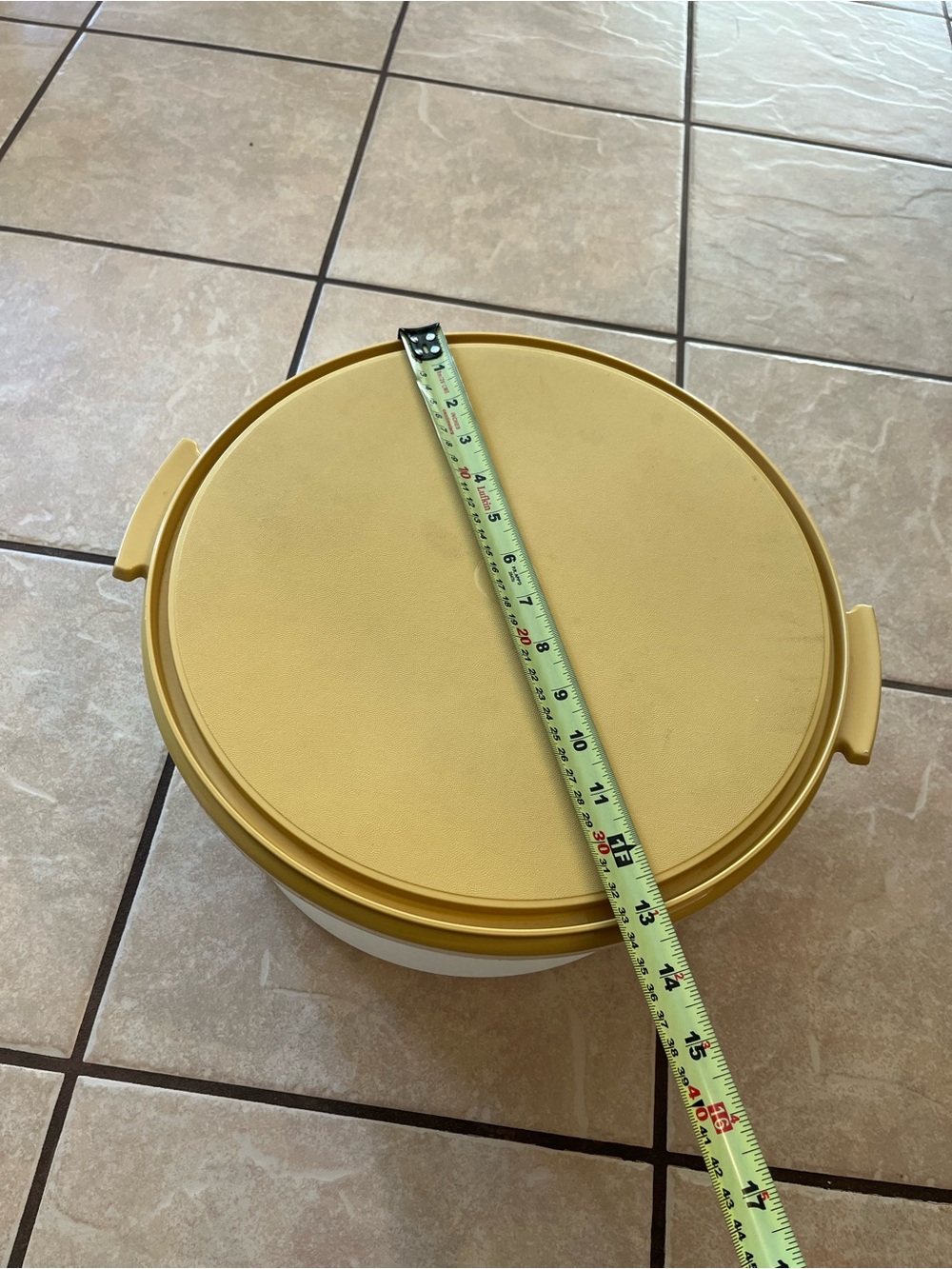 Tupperware cake carrier - Picture 6 of 6